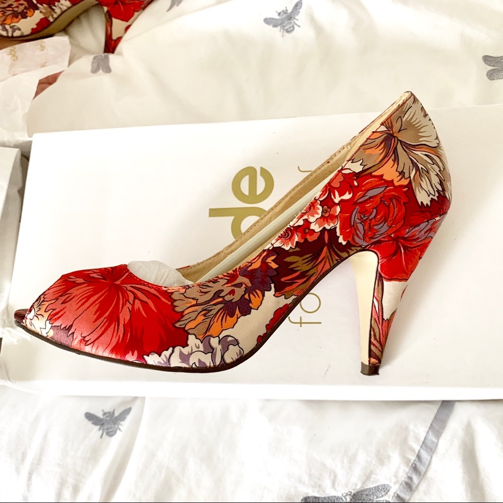 Classic Peep toe Pumps floral satin
